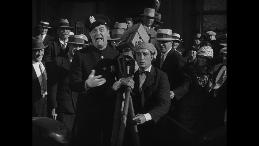 Screen capture from The Cameraman
