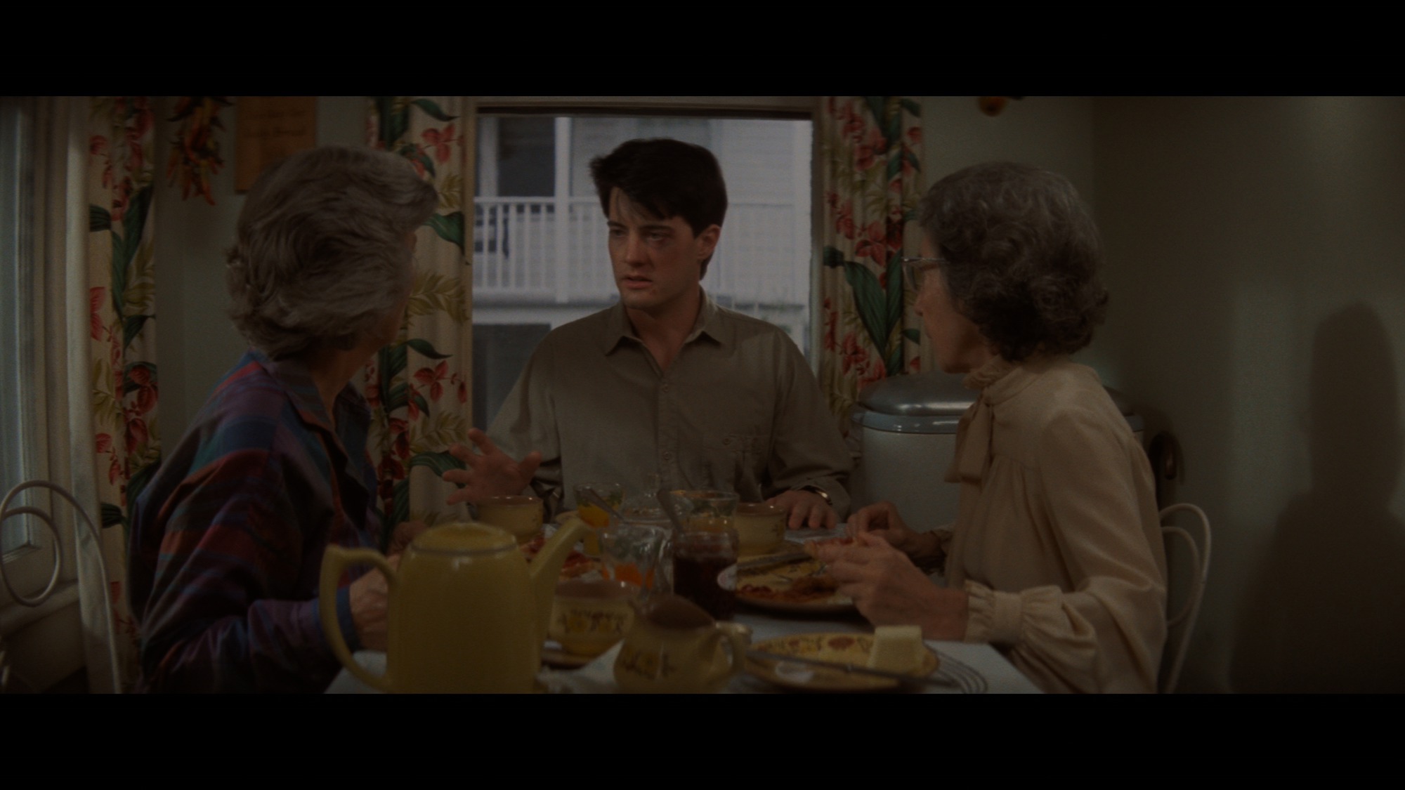Screen capture from Blue Velvet