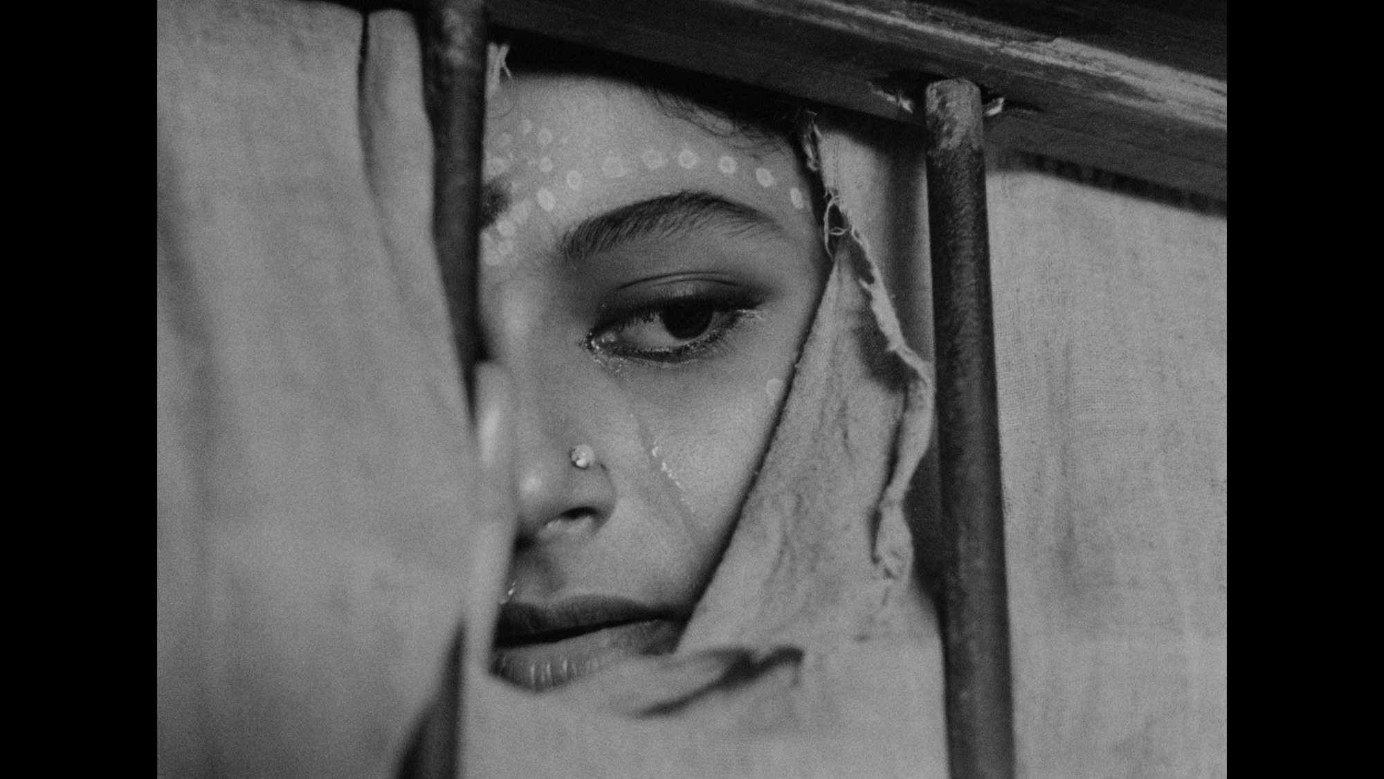 Screen capture from Apur Sansar