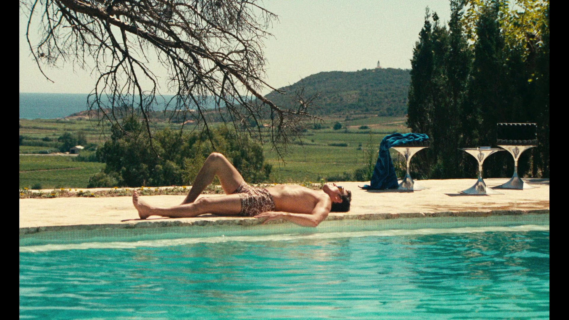 Screen capture from La piscine
