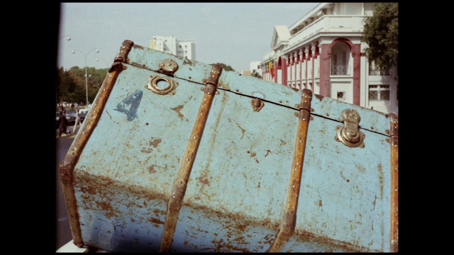 Screen capture from Touki Bouki / Redes