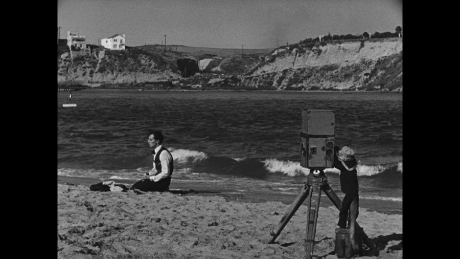 Screen capture from The Cameraman