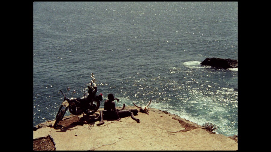 Screen capture from Touki Bouki / Redes
