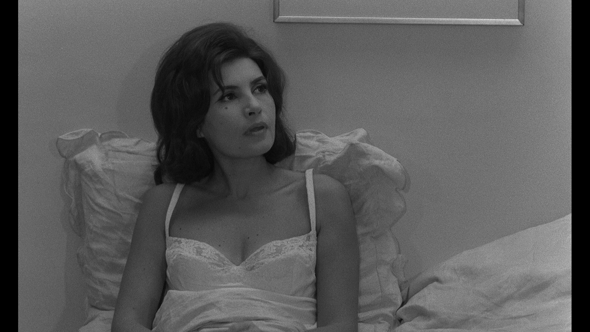 Screen capture from La peau douce