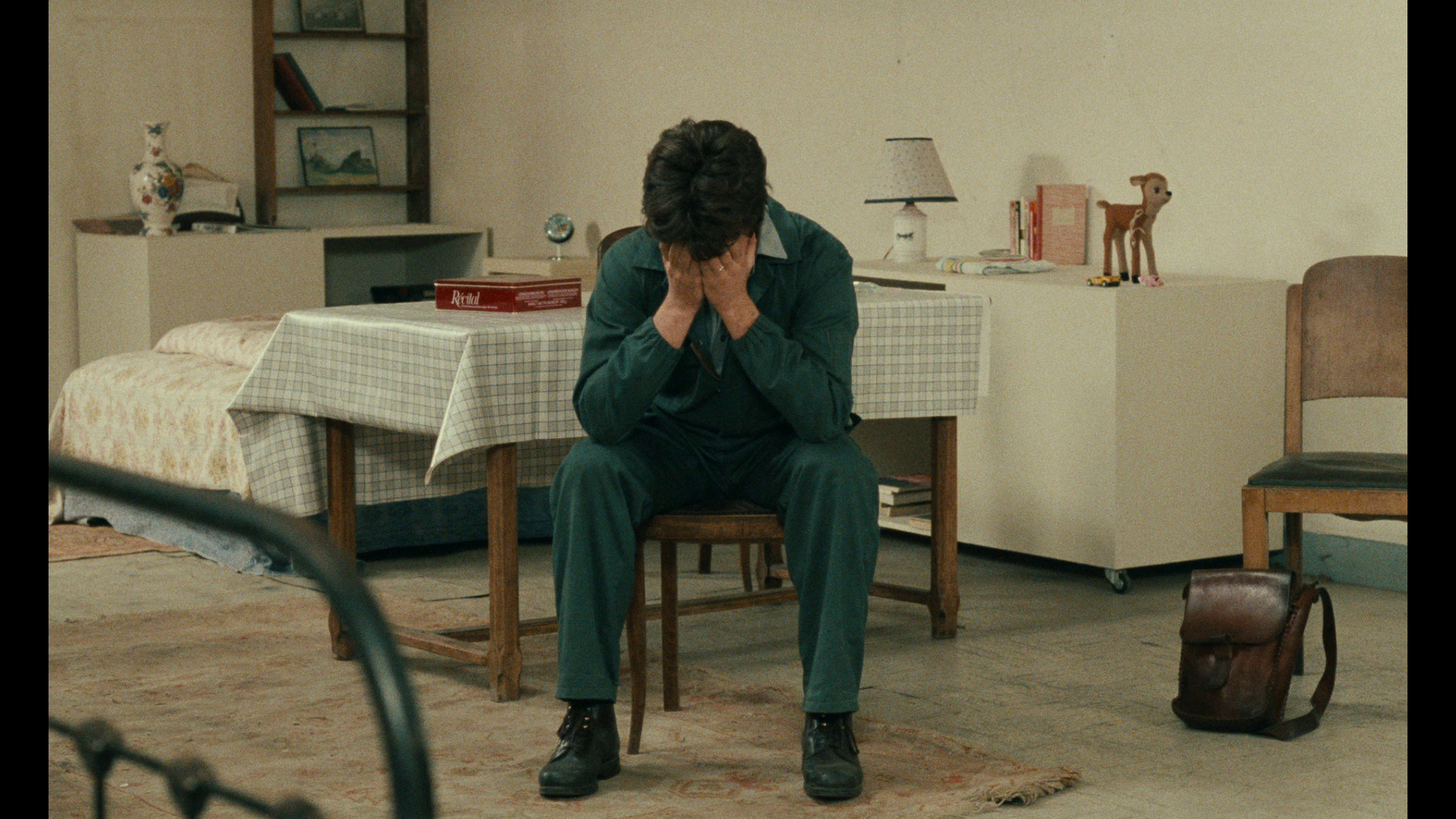 Screen capture from L'argent