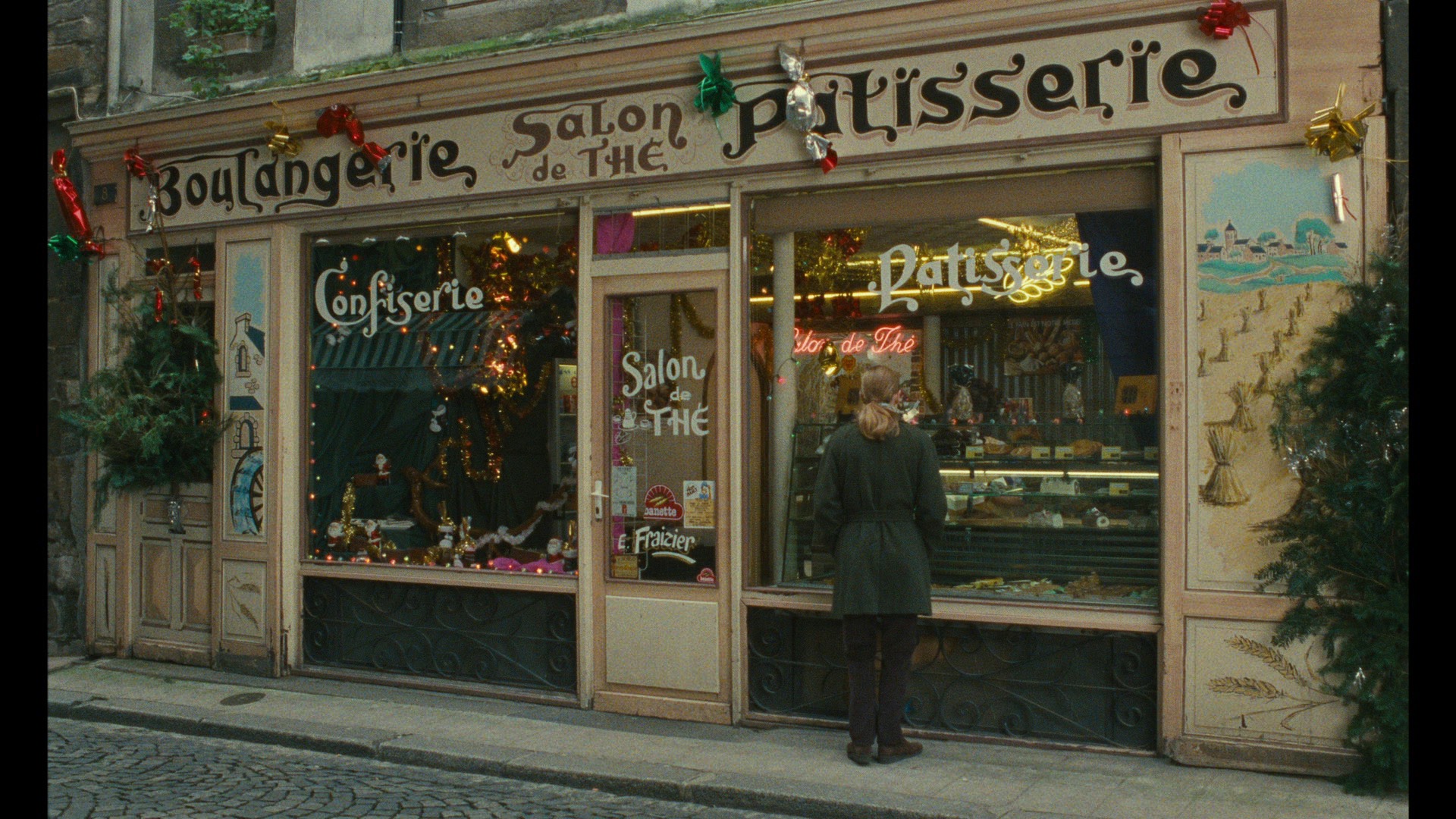 Screen capture from La cérémonie