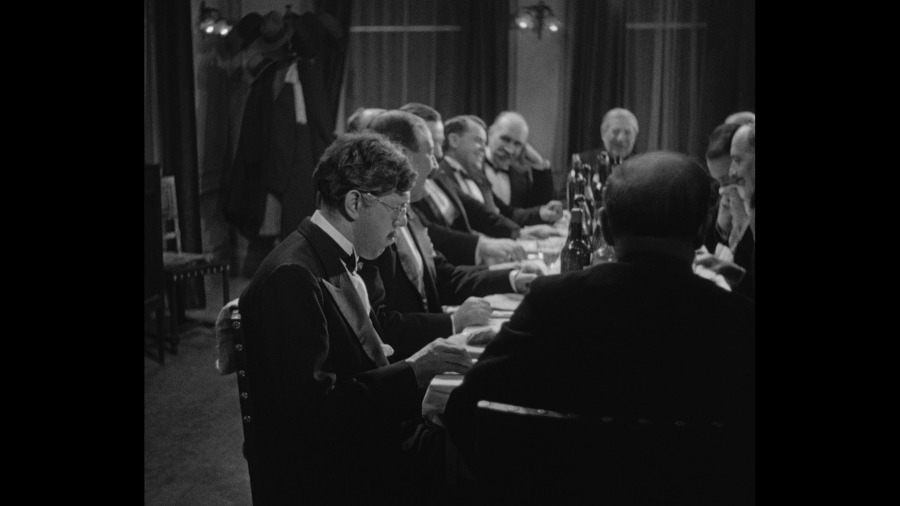 Screen capture from La chienne