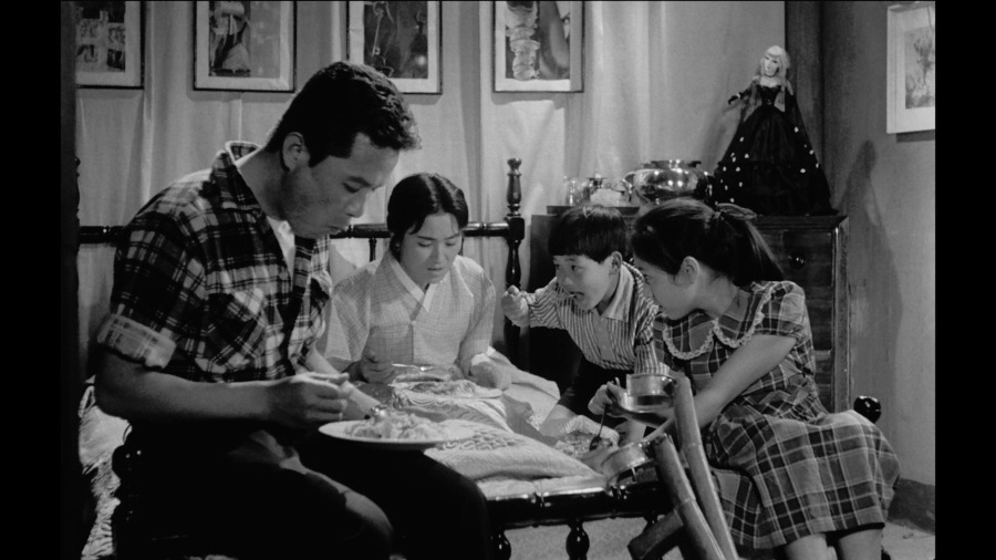 Screen capture from Trances / The Housemaid