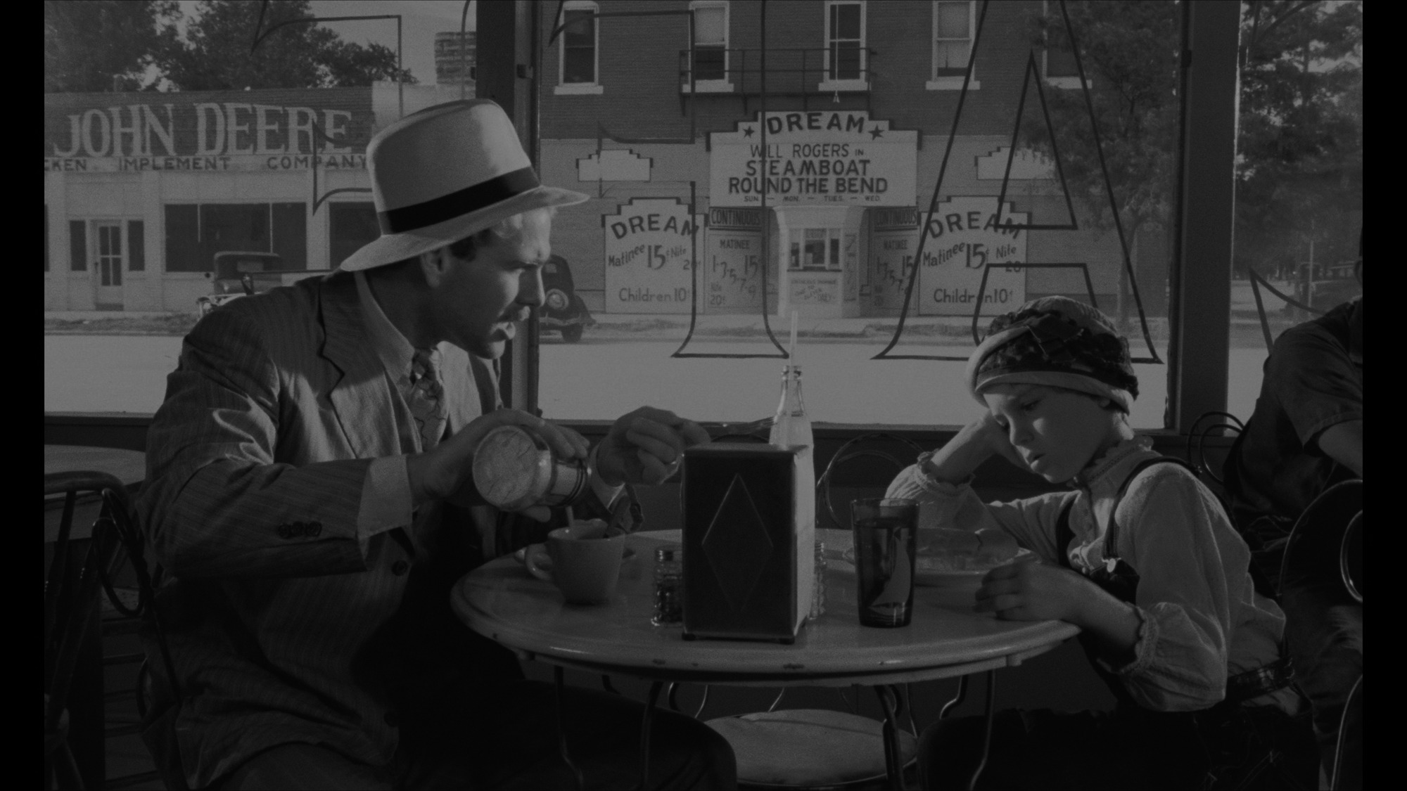 Screen capture from Paper Moon