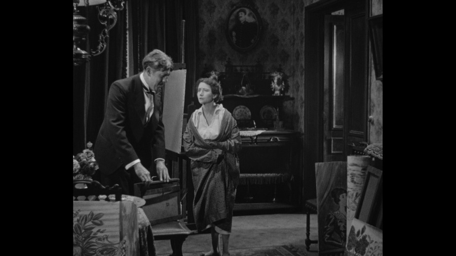 Screen capture from La chienne
