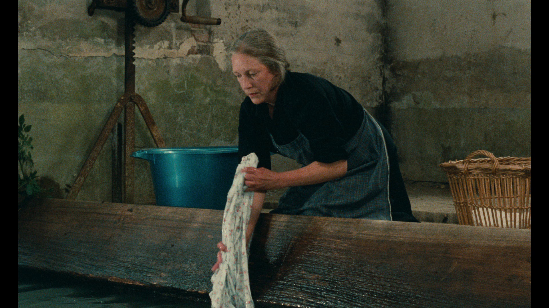 Screen capture from L'argent