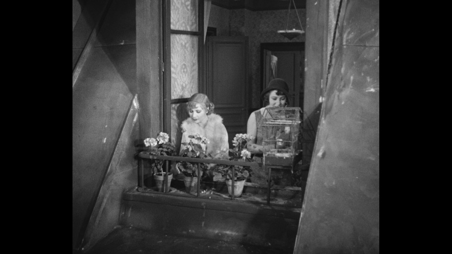 Screen capture from La chienne