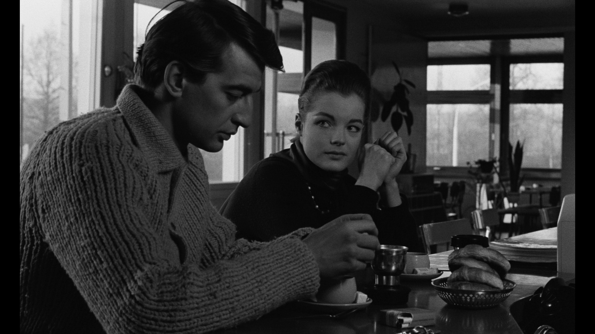 Screen capture from Le combat dans l'ile