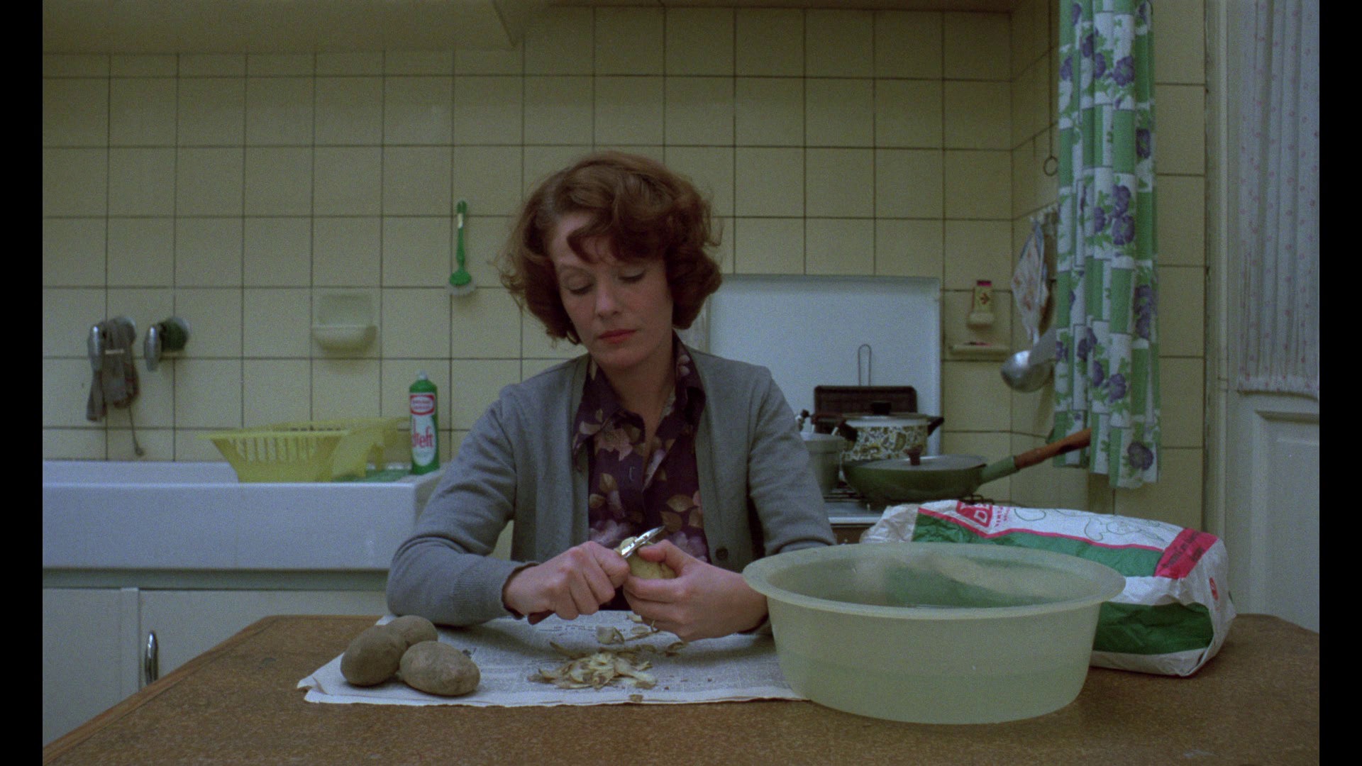 Screen capture from Jeanne Dielman, 23, quai du Commerce, 1080 Bruxelles