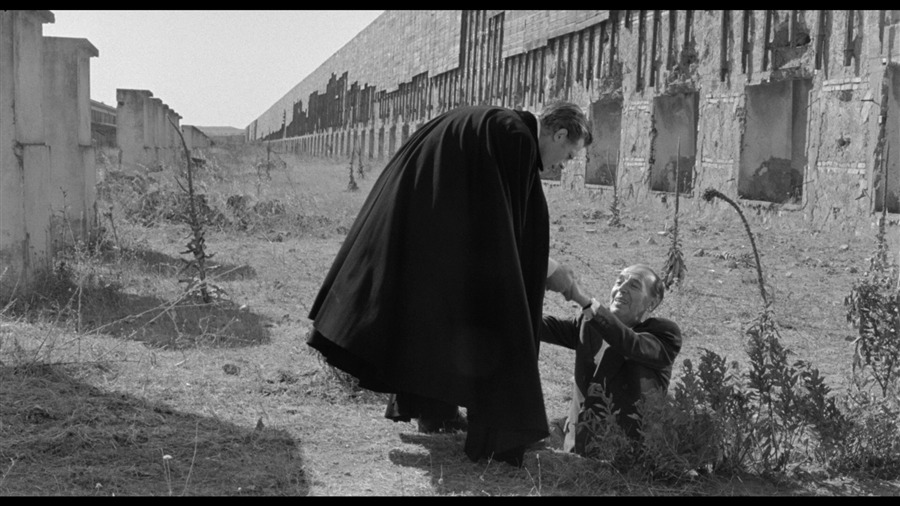 Screen capture from Essential Fellini
