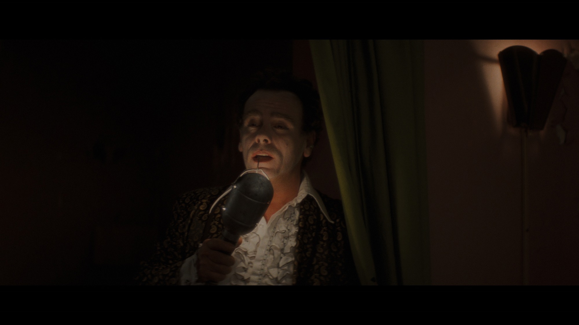Screen capture from Blue Velvet