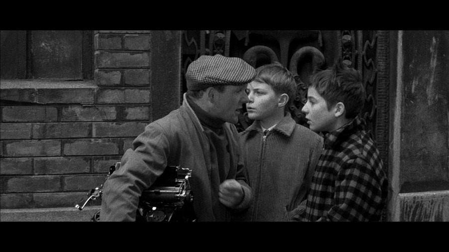 Screen capture from The 400 Blows