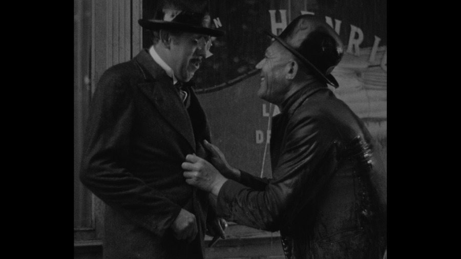 Screen capture from La chienne