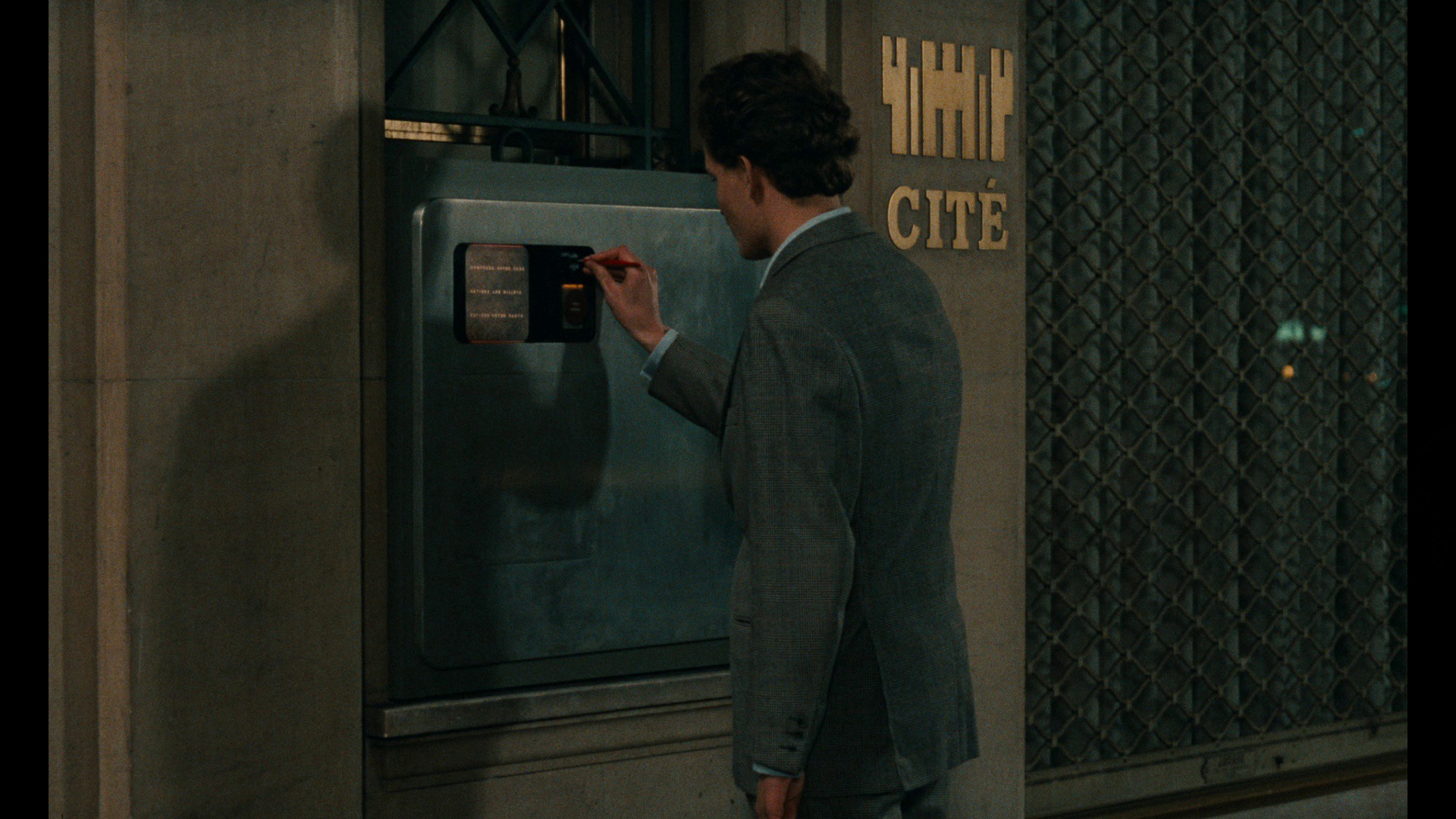 Screen capture from L'argent