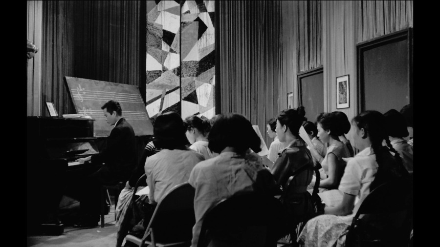Screen capture from Trances / The Housemaid