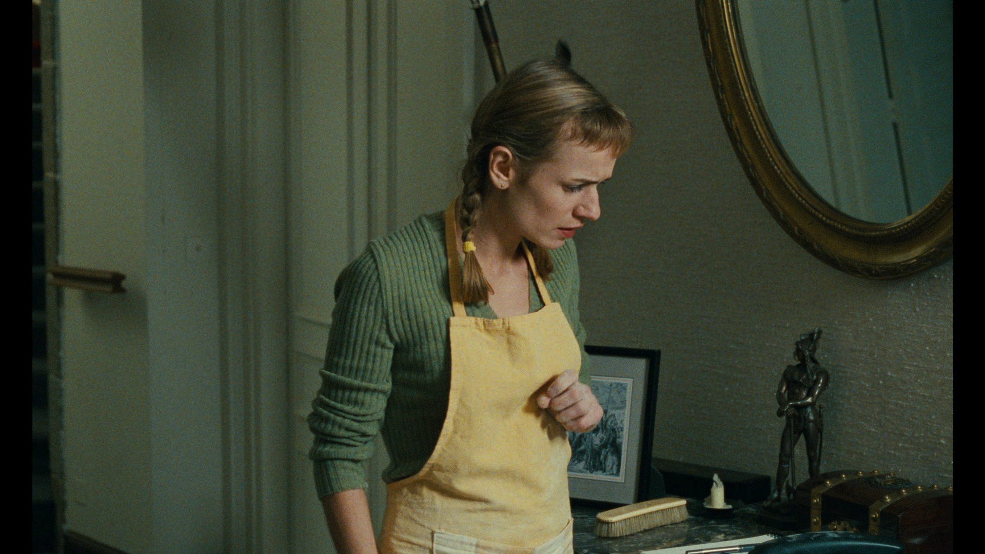 Screen capture from La cérémonie