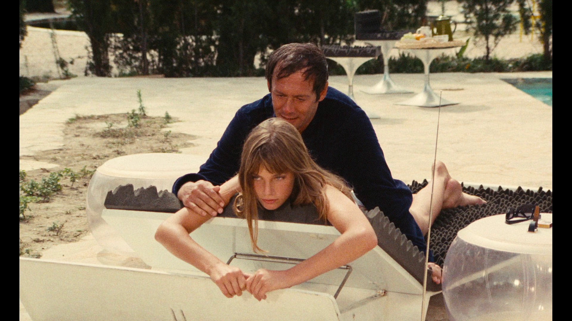 Screen capture from La piscine