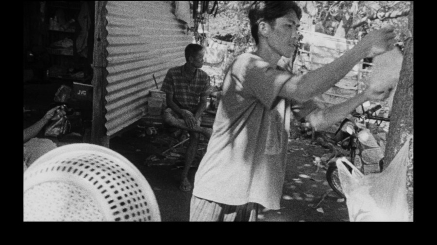 Screen capture from Insiang / Mysterious Object at Noon