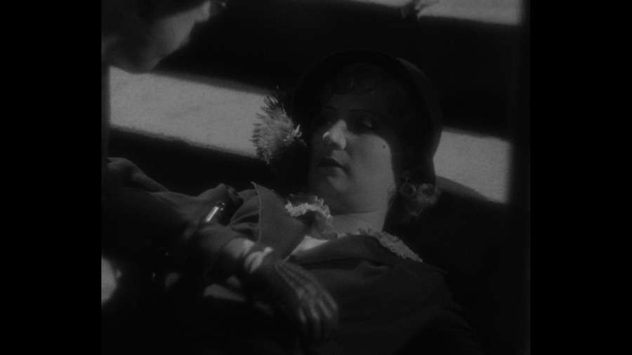 Screen capture from La chienne