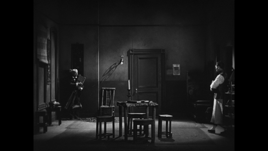 Screen capture from The Cameraman