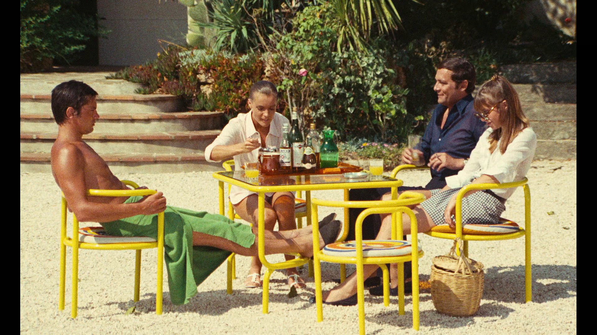Screen capture from La piscine