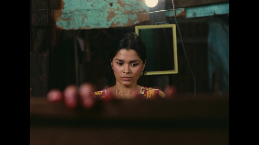 Screen capture from Insiang / Mysterious Object at Noon