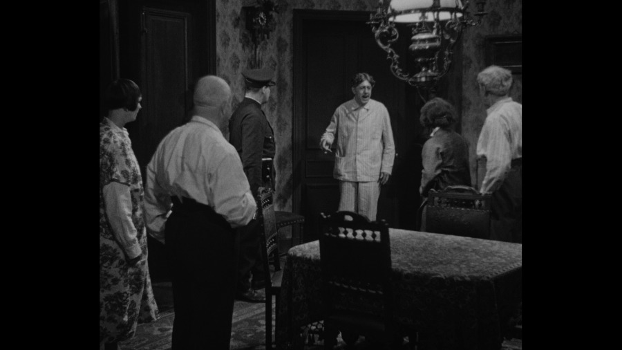 Screen capture from La chienne