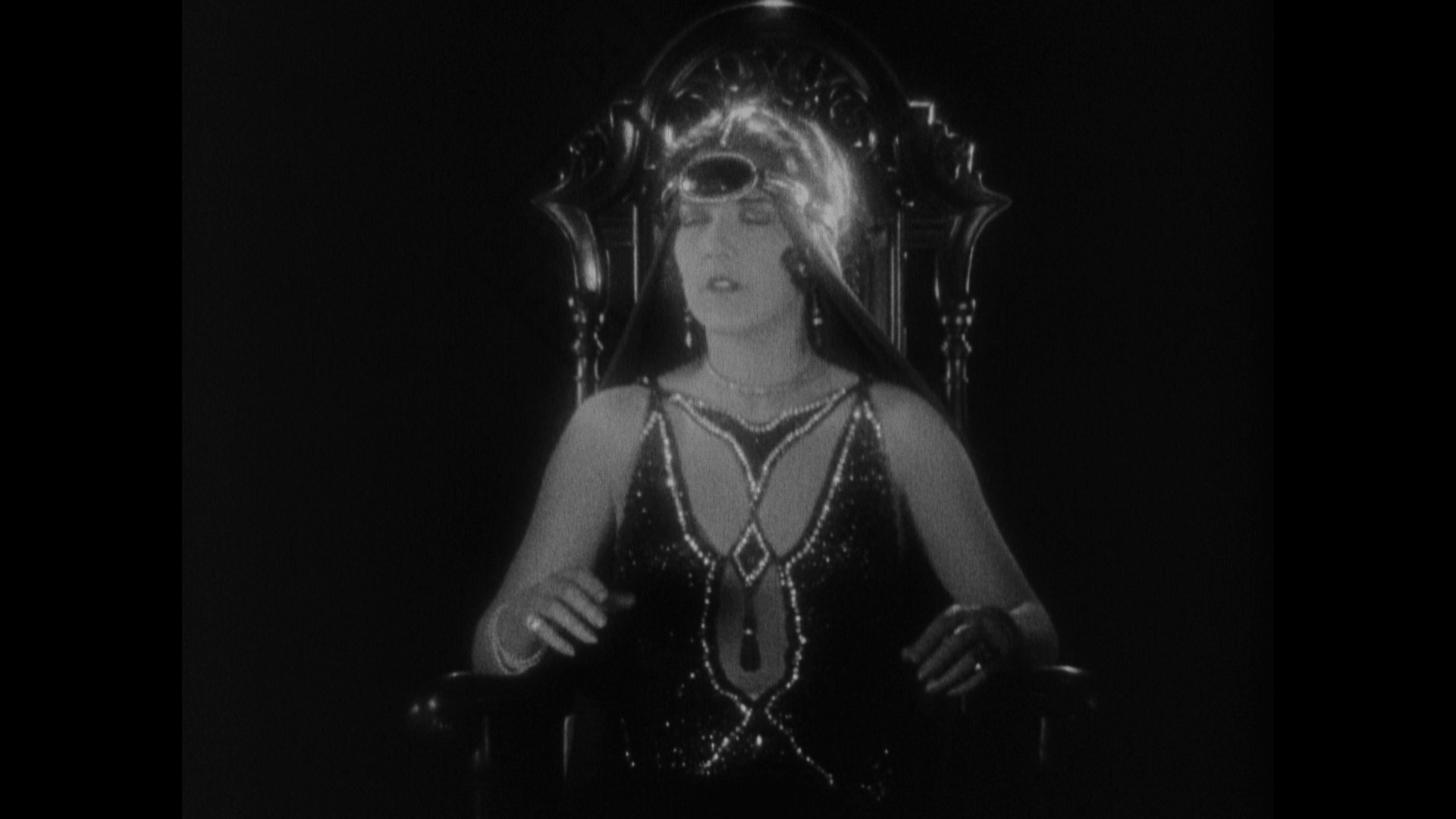 Screen capture from Freaks / The Unknown / The Mystic: Tod Browning’s Sideshow Shockers