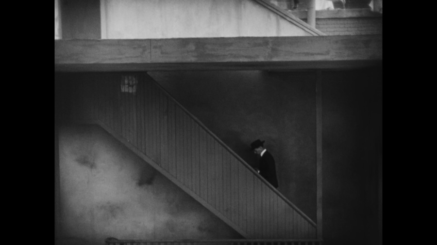 Screen capture from The Cameraman