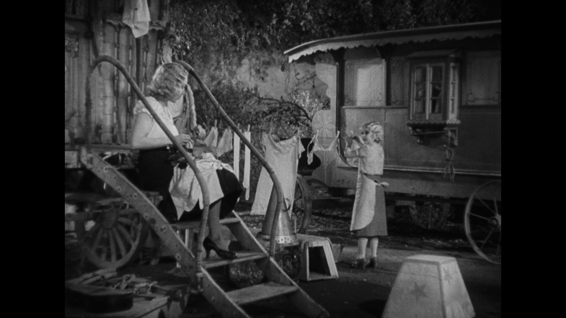 Screen capture from Freaks / The Unknown / The Mystic: Tod Browning’s Sideshow Shockers