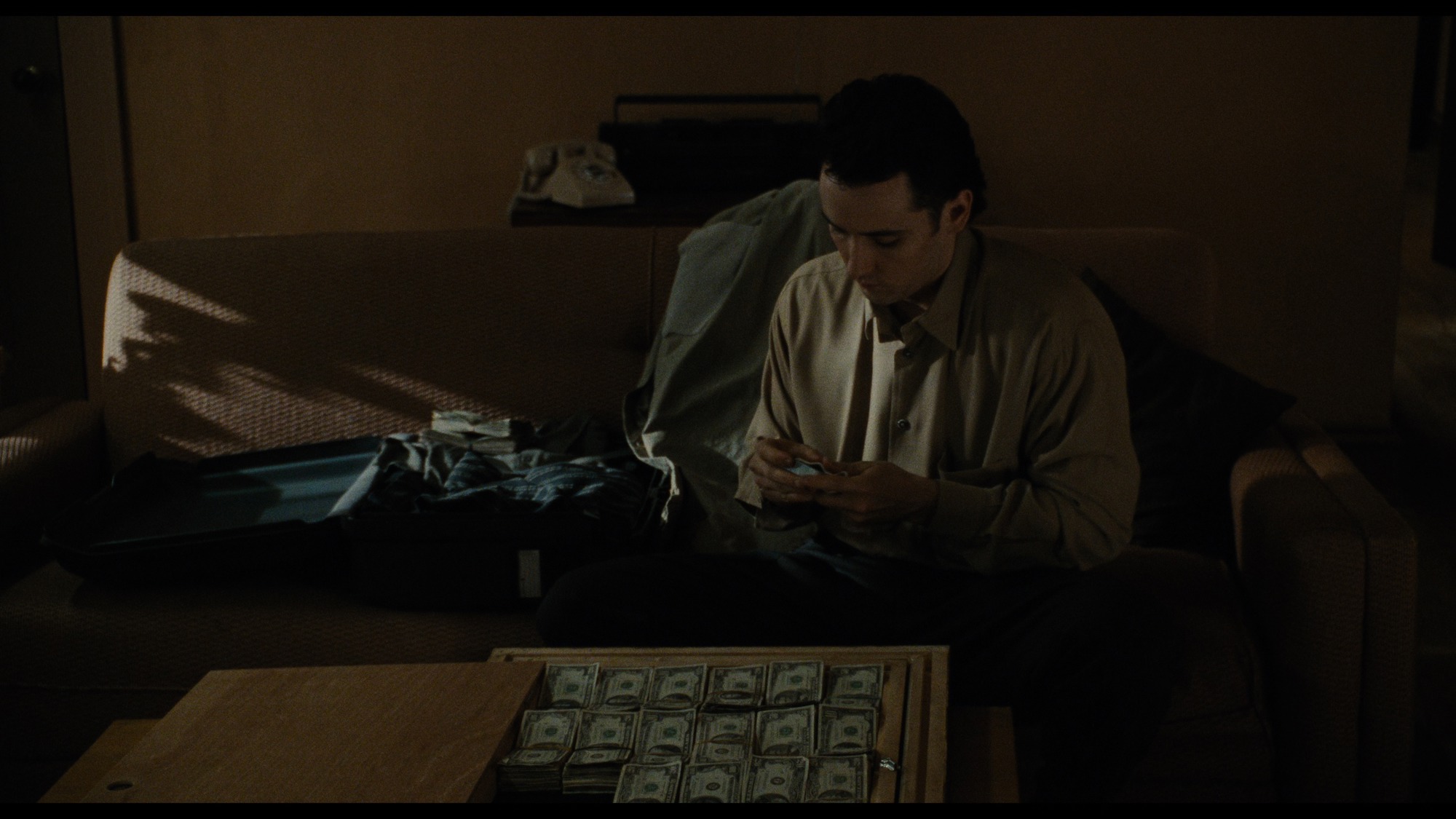 Screen capture from The Grifters