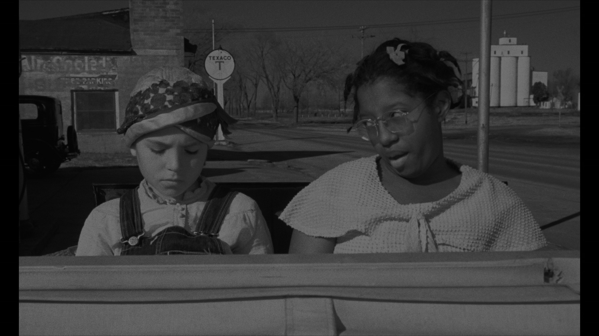 Screen capture from Paper Moon