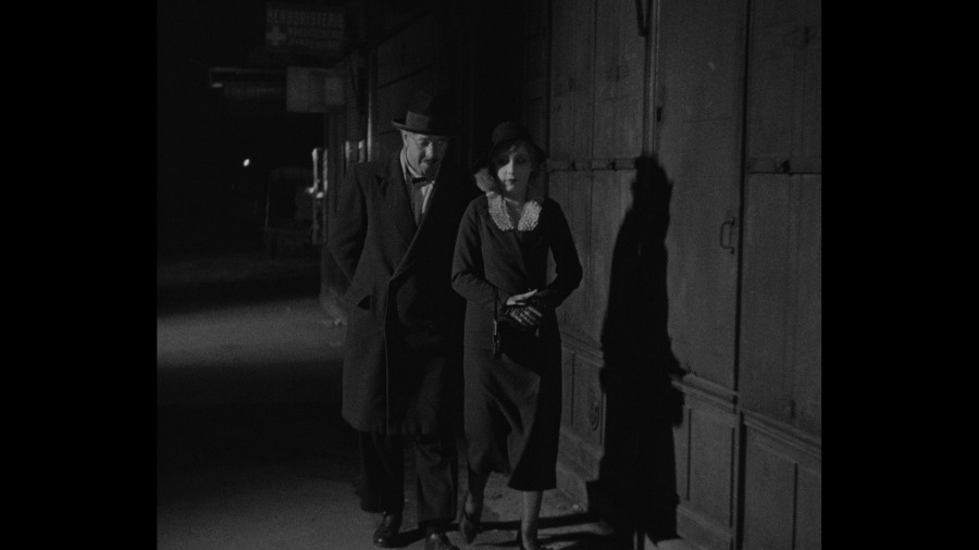 Screen capture from La chienne