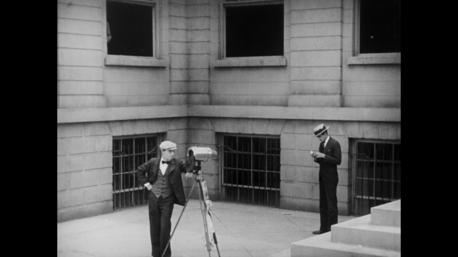 Screen capture from The Cameraman