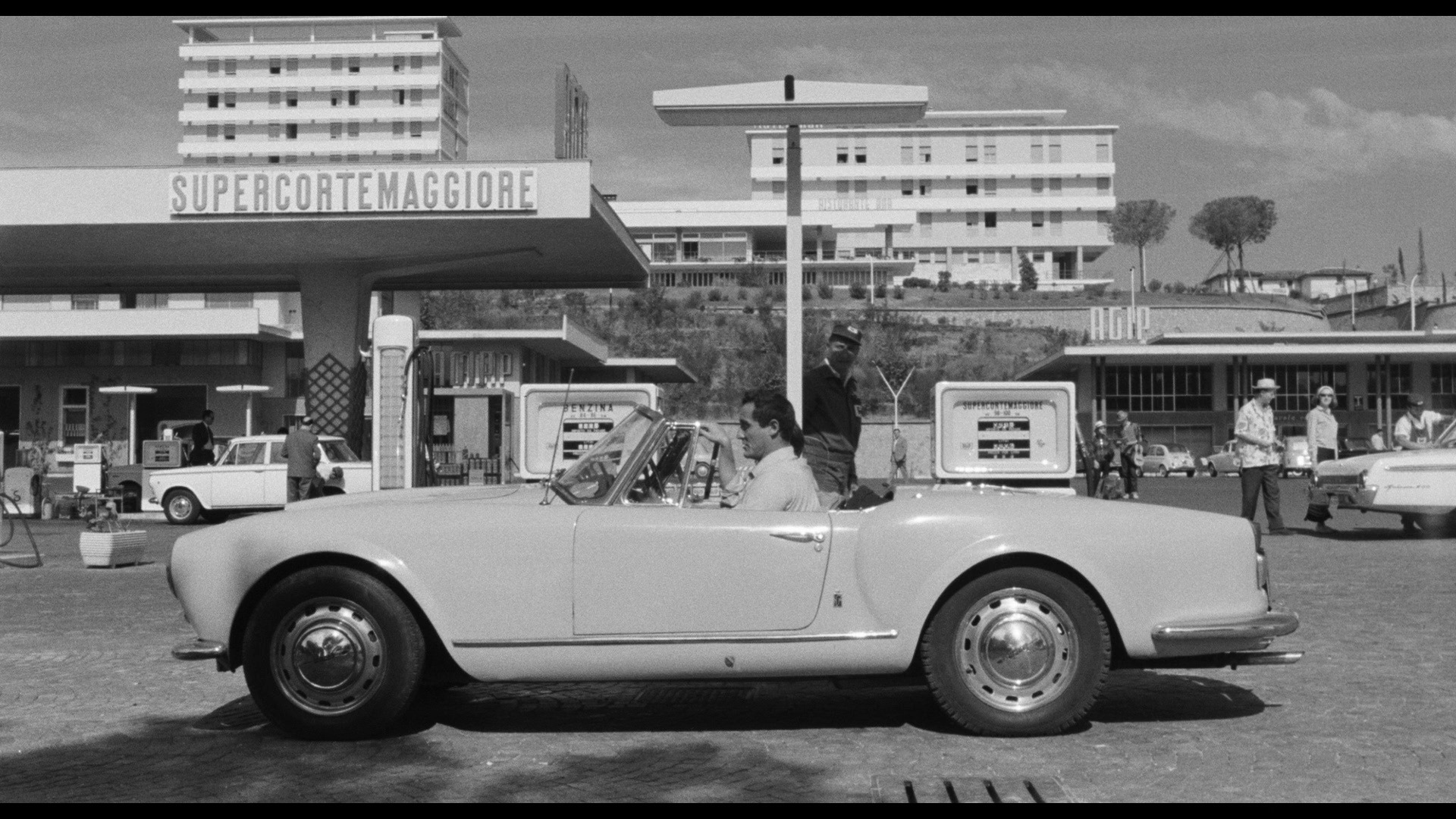 Screen capture from Commedia all'italiana
