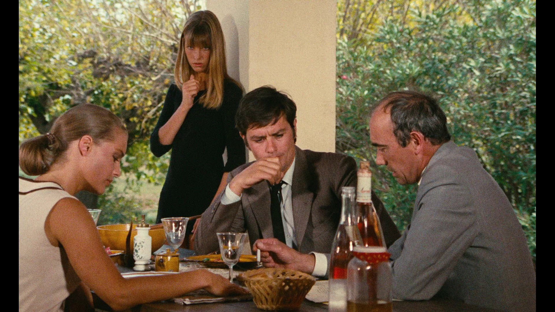 Screen capture from La piscine