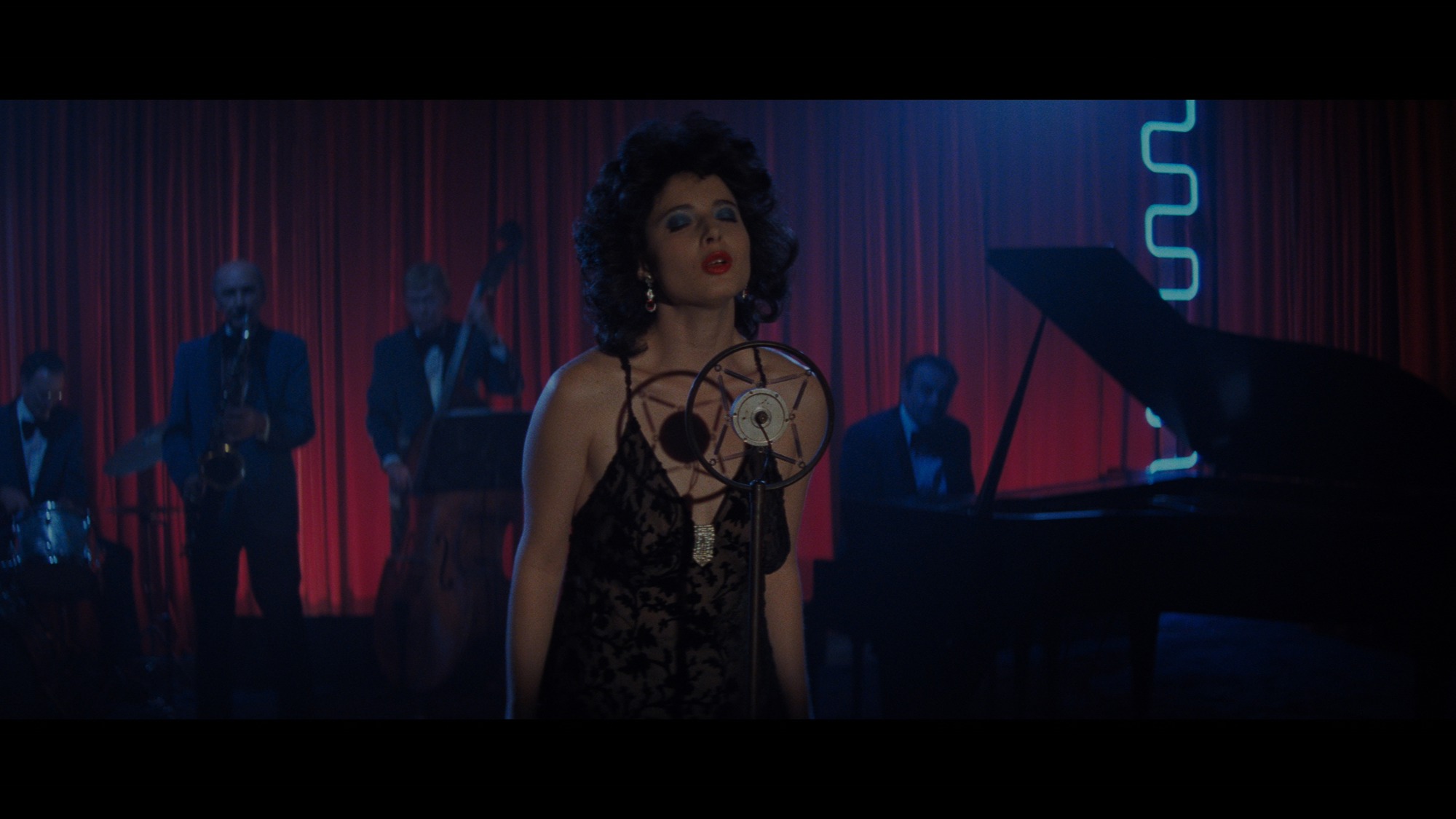 Screen capture from Blue Velvet