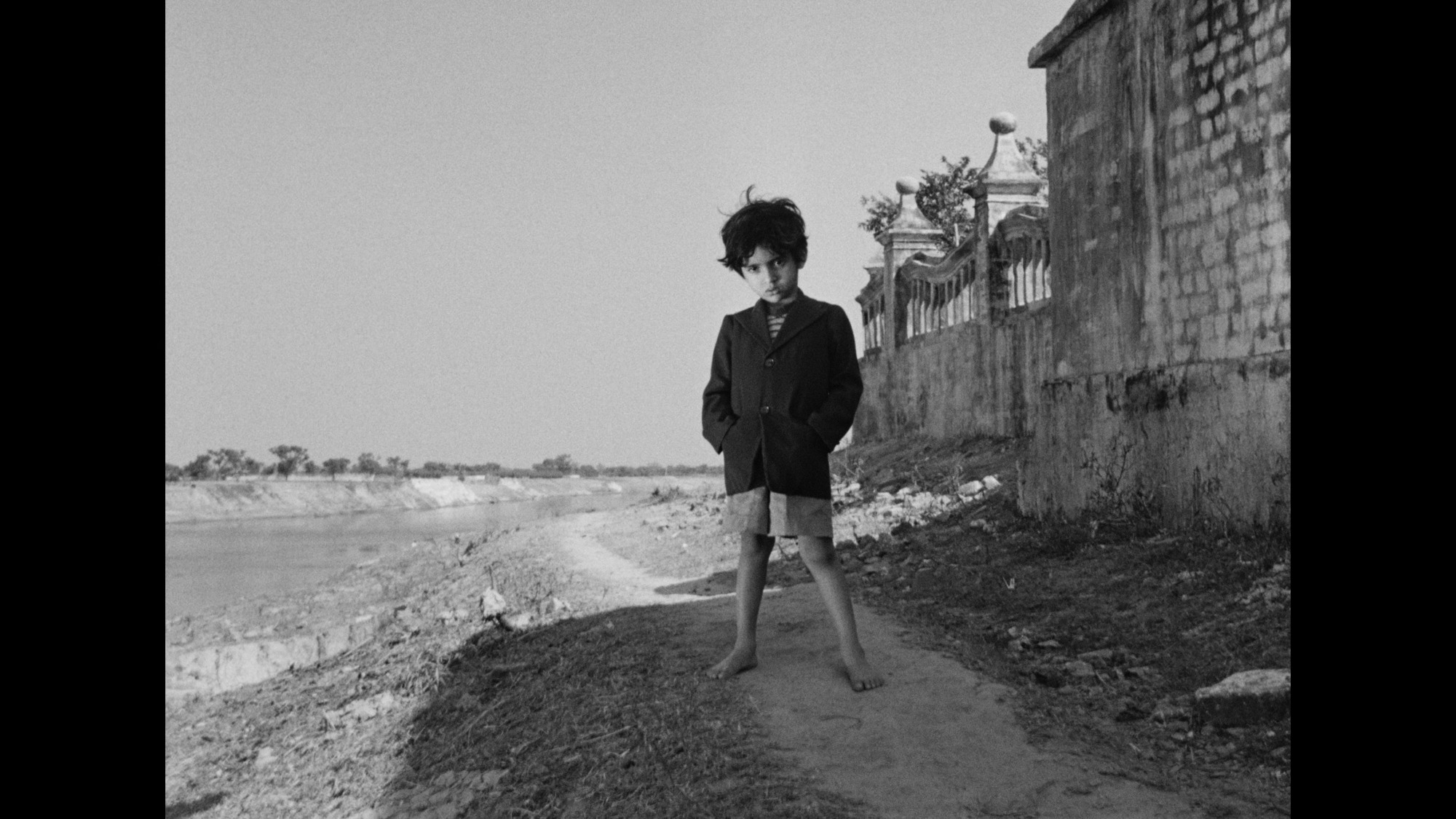 Screen capture from Apur Sansar