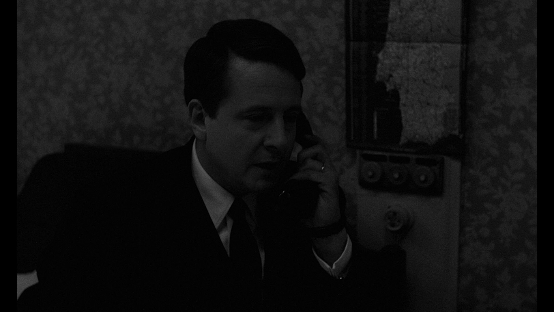 Screen capture from La peau douce