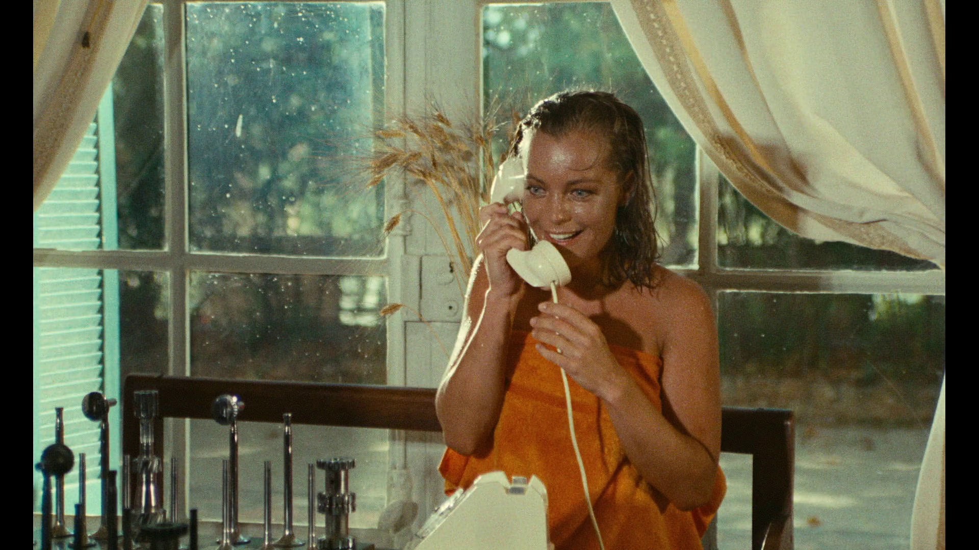Screen capture from La piscine