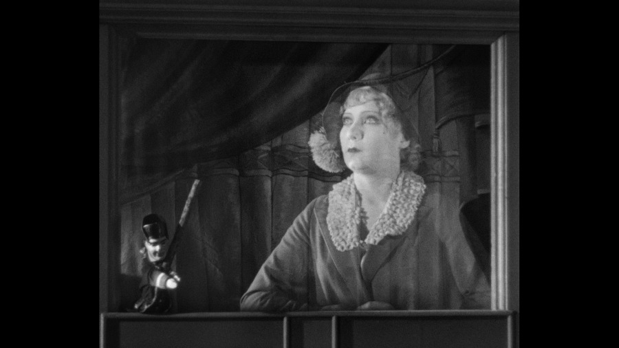Screen capture from La chienne