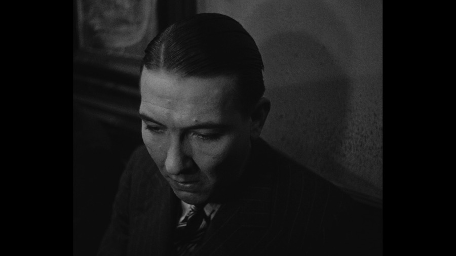Screen capture from La chienne