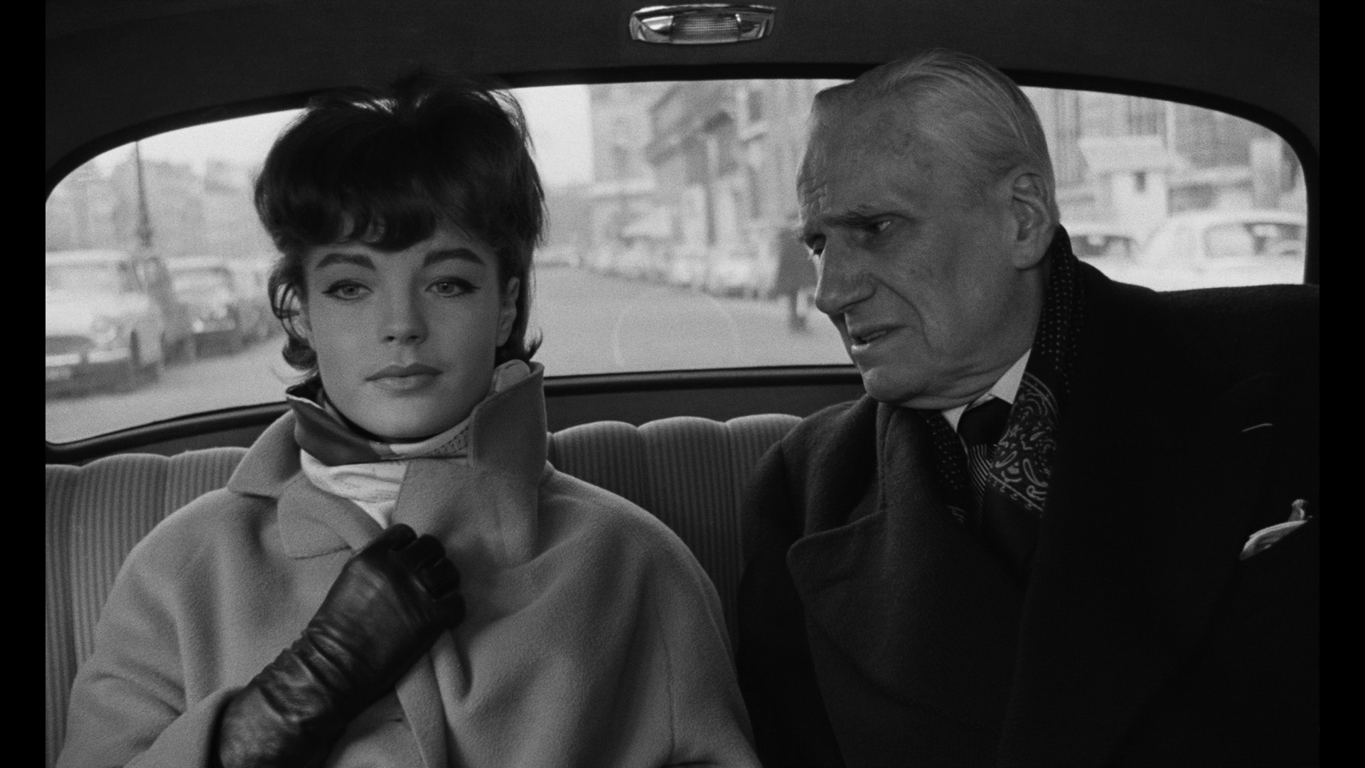 Screen capture from Le combat dans l'ile