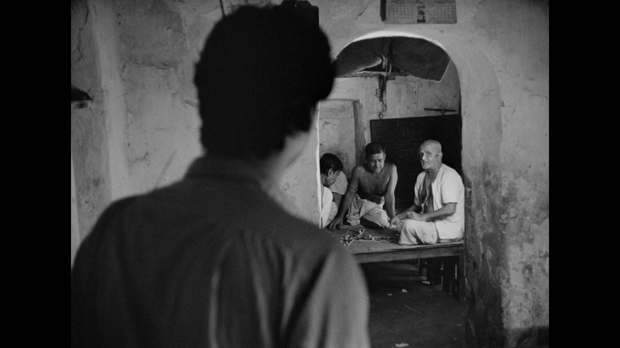 Screen capture from Apur Sansar