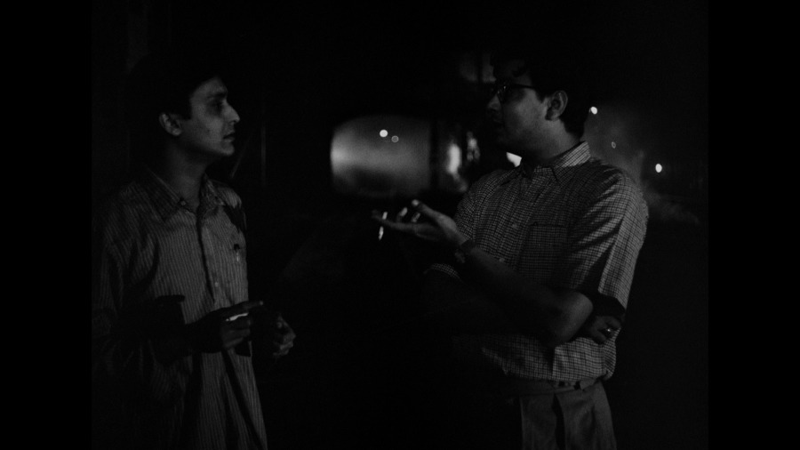 Screen capture from Apur Sansar